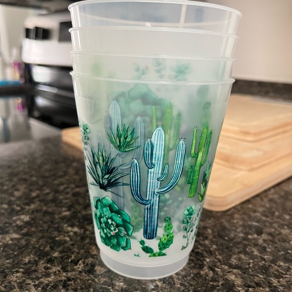 Set of 4 plastic cactus cups - Picture 2 of 2